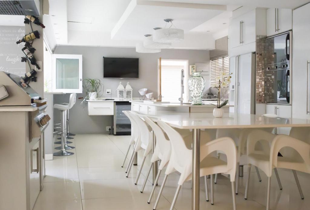 Luxury Upmarket Guesthouse 20 On 4Th รัสเทนเบิร์ก ภายนอก รูปภาพ