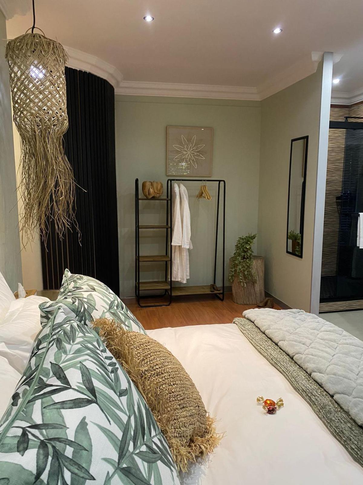 Luxury Upmarket Guesthouse 20 On 4Th รัสเทนเบิร์ก ภายนอก รูปภาพ