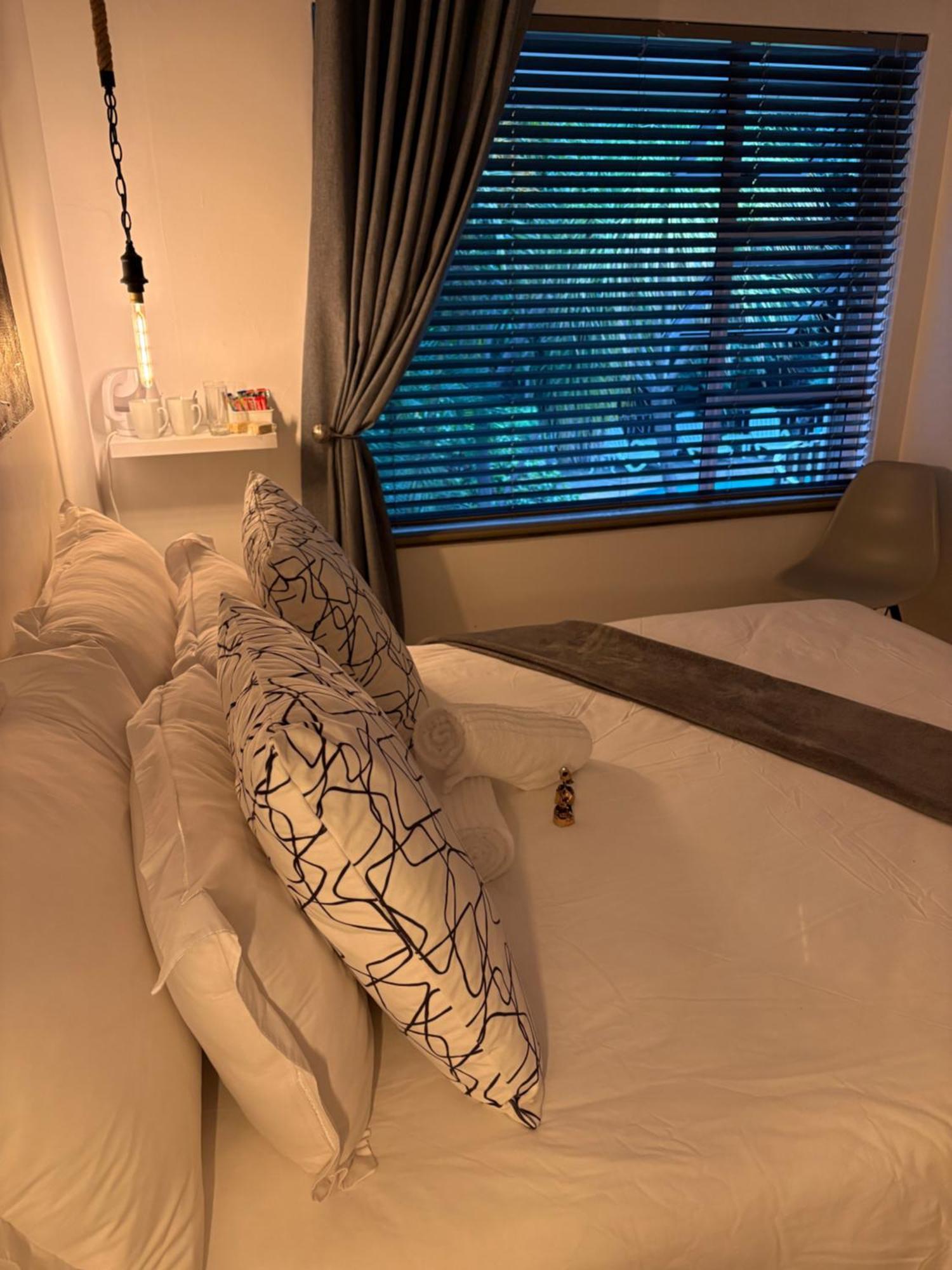 Luxury Upmarket Guesthouse 20 On 4Th รัสเทนเบิร์ก ภายนอก รูปภาพ