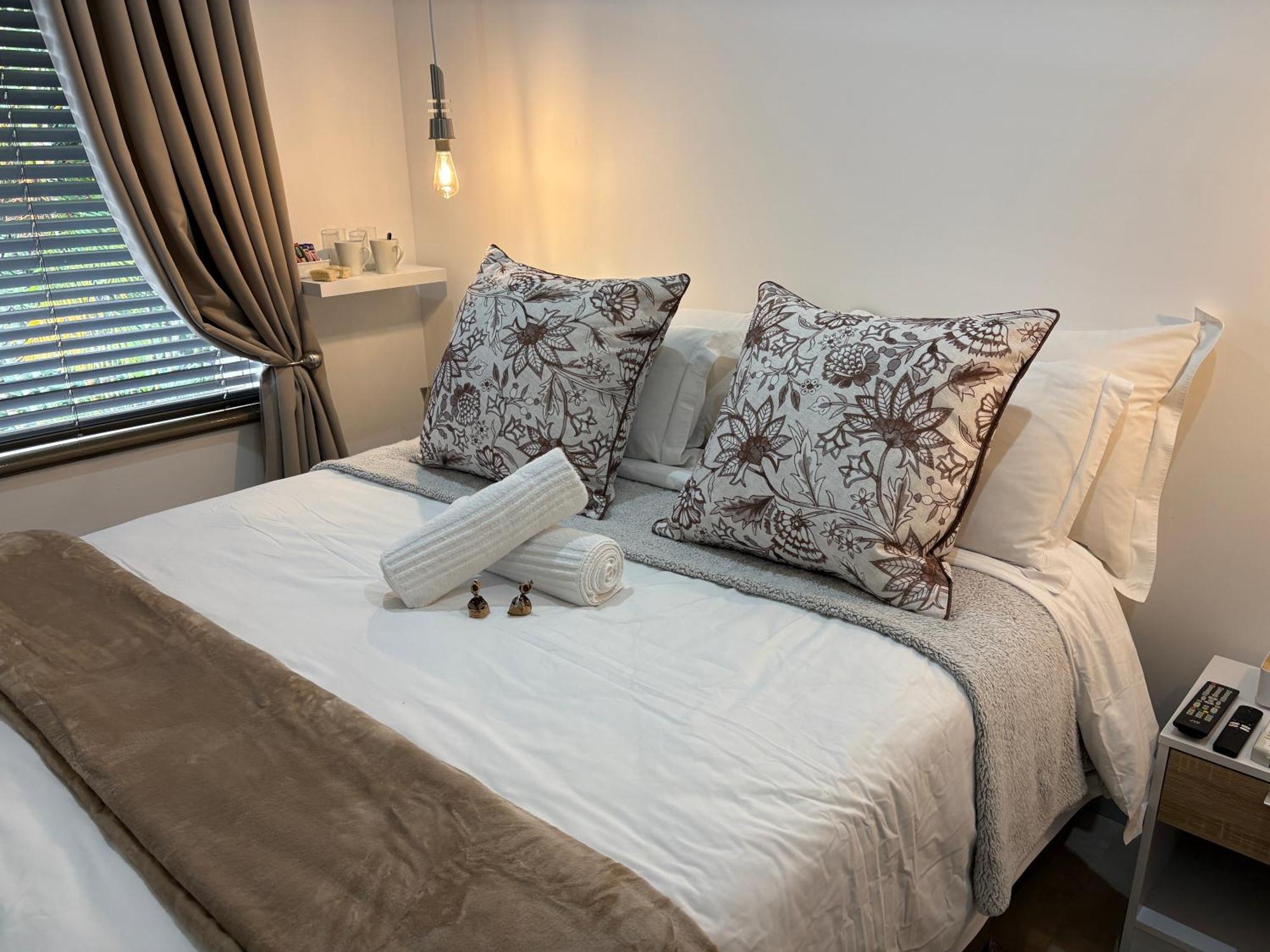 Luxury Upmarket Guesthouse 20 On 4Th รัสเทนเบิร์ก ภายนอก รูปภาพ